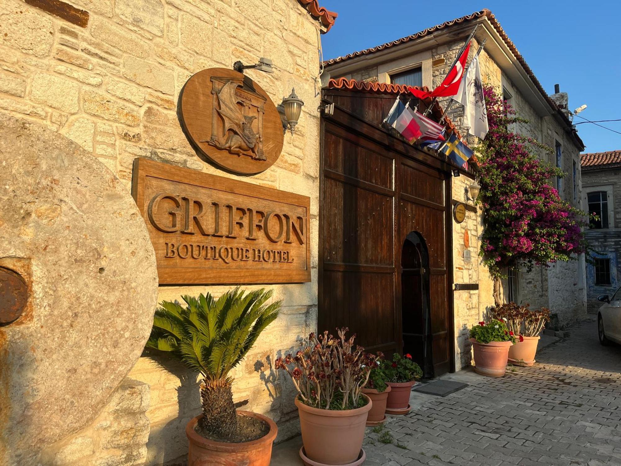 Griffon Hotel Yenifoca エクステリア 写真